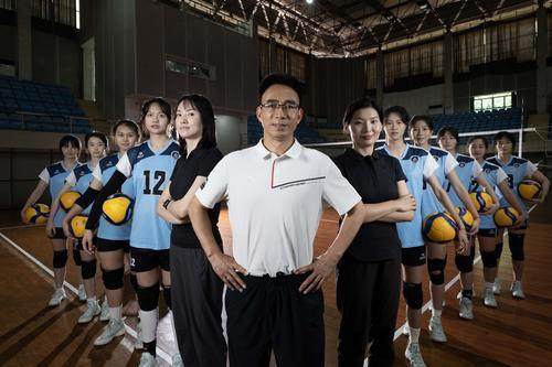 重庆日报连续两天报道公司女排“三十连冠”之“女排精神”